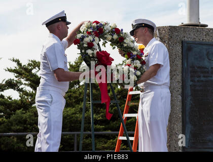 SAN FRANCISCO (oct. 11, 2016) - Les chefs de la Marine de la classe Los Angeles sous-marin d'attaque rapide, USS San Francisco (SSN 711), présente une couronne au cours d'un service commémoratif pour l'USS San Francisco (CA-38). San Francisco est de retour à son port d'attache à la base navale de Point Loma San Diego à conclure officiellement son dernier déploiement. (U.S. Photo de la marine par le maître de 3e classe Emiline Senn/libérés) Banque D'Images