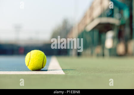 Un grand angle d'close-up d'une balle de tennis jaune fluorescent dans la cour Banque D'Images