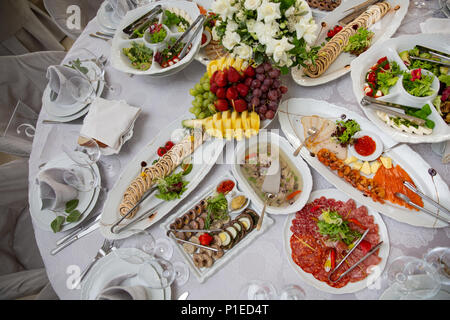 Table de réception avec buffet de collations froides, viandes, salades et fruits. Table servi Banque D'Images