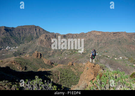 Randonneur dans les montagnes de Gran Canaria, Îles Canaries, Espagne Banque D'Images