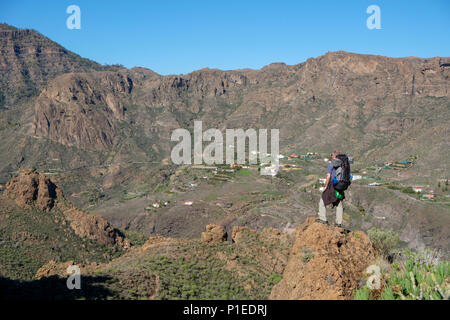 Randonneur dans les montagnes de Gran Canaria, Îles Canaries, Espagne Banque D'Images