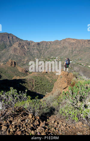 Randonneur dans les montagnes de Gran Canaria, Îles Canaries, Espagne Banque D'Images