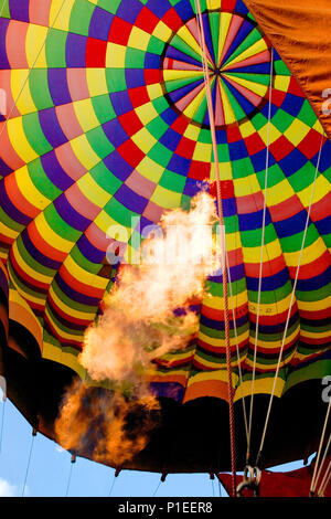 Un ballon à air chaud décollant de Dinton Recreation Ground, S. Wiltshire : depuis l'intérieur de la nacelle du ballon. Banque D'Images