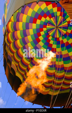 Un ballon à air chaud décollant de Dinton Recreation Ground, S. Wiltshire : depuis l'intérieur de la nacelle du ballon. Banque D'Images