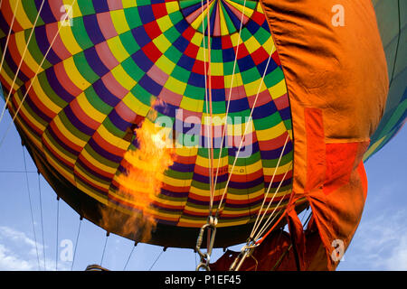 Un ballon à air chaud décollant de Dinton Recreation Ground, S. Wiltshire : depuis l'intérieur de la nacelle du ballon. Banque D'Images