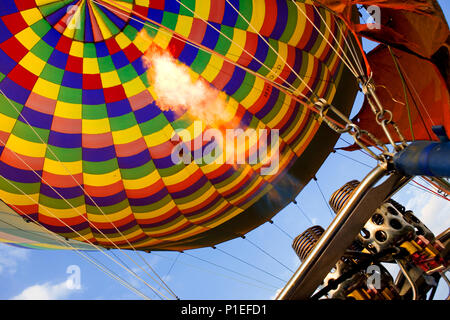 Une montgolfière en vol au-dessus de S. Wiltshire, avec les brûleurs à flamme de l'altitude : de l'intérieur de la nacelle du ballon. Banque D'Images