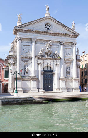 Église de San Stae (Chiese di San Stae), Grand Canal, Venice, Veneto, Italie avec façade extérieure par Domenico Rossi avec des statues de style roccoco Banque D'Images