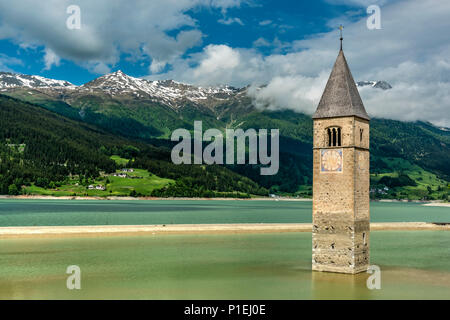 La moitié submergé clocher de Curon Venosta - Curon Venosta, Trentino Alto Adige - Tyrol du Sud, Italie Banque D'Images