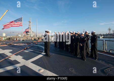 161010-N-ZE250-079 NAVAL STATION ROTA, ESPAGNE (oct. 10, 2016) - Les marins à bord de l'USS Carney (DDG 64) conduite quarts après un service d'inspection uniforme bleu robe tandis qu'au port à la station navale de Rota, Espagne le 10 octobre 2016. Carney, une classe Arleigh Burke destroyer lance-missiles, l'avant-déployé à Rota, Espagne, effectue une patrouille de routine dans le domaine de la flotte des États-Unis 6e des opérations à l'appui des intérêts de sécurité nationale des États-Unis en Europe. (U.S. Photo de la marine par le maître de 3e classe Weston Jones/libérés) Banque D'Images