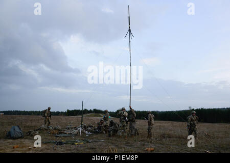 Les parachutistes américains, affecté à la batterie Bravo, 4e Bataillon, 319e Régiment d'artillerie aéroporté, 173e Brigade aéroportée, configurer leurs communications après une chute de l'équipement lourd dans le bunker zone de chute à Grafenwoehr, Allemagne, le 18 octobre 2016, dans le cadre de l'unité Peacemaster formation. L'Unité interarmées multinationale Peacemaster est exercice de préparation y compris la participation de 07 nations la conduite de missions dans 3 pays, la présentation de plus de 2000 soldats et 20 gouttes lourdes. La 173e Brigade aéroportée de l'armée américaine est la force de réaction d'urgence en Europe, capables de projeter des forces anyw Banque D'Images