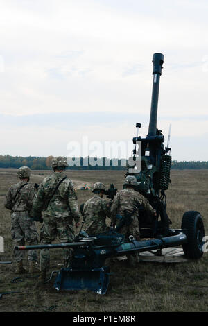 Les parachutistes américains, affecté à la batterie Bravo, 4e Bataillon, 319e Régiment d'artillerie aéroporté, 173e Brigade aéroportée, se préparer à un incendie M119A3 howitzer après une chute de l'équipement lourd dans le bunker zone de chute à Grafenwoehr, Allemagne, le 18 octobre 2016, dans le cadre de l'unité Peacemaster formation. L'Unité interarmées multinationale Peacemaster est exercice de préparation y compris la participation de 07 nations la conduite de missions dans 3 pays, la présentation de plus de 2000 soldats et 20 gouttes lourdes. La 173e Brigade aéroportée de l'armée américaine est la force de réaction d'urgence en Europe, capables de projeter des prêts d'étude Banque D'Images