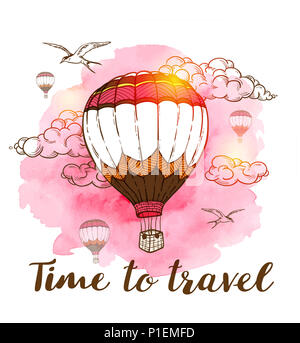 Billet d'arrière-plan avec les montgolfières, les nuages et l'aquarelle rose de texture. Temps de voyager le lettrage. Illustration à la main. Banque D'Images
