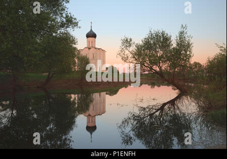 Église de l'Intercession de la Sainte Vierge sur la rivière Nerl en soirée. Ancien temple en pierre blanche avec reflet dans l'eau, Bogolyubovo, Russie Banque D'Images