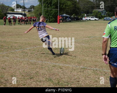 Les services médicaux de l'armée britannique membre de l'équipe Rugby tente un 2-point après avoir marqué un essai de conversion contre les San Antonio Rugby Football Club, une organisation formée de 45 ans par les médecins de Brooke Army Medical Center en 1971. Le match a été joué le 15 octobre, le complexe sportif à Wheatley. Visiter le British open a un match serré au second semestre et a gagné 45-10. (U.S. Photo de l'Armée de Robert A. Whetstone/libérés) Banque D'Images