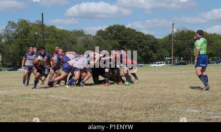 Membre de l'Armée britannique des services médicaux de l'équipe de Rugby s'échappe de la 'Scrum' lors de leur match contre les San Antonio Rugby Football Club, une organisation formée de 45 ans par les médecins de Brooke Army Medical Center en 1971. Le match a été joué le 15 octobre, le complexe sportif à Wheatley. Visiter le British open a un match serré au second semestre et a gagné 45-10. (U.S. Photo de l'Armée de Robert A. Whetstone/libérés) Banque D'Images