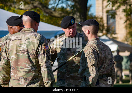 Le 21 octobre 2016, le Sgt Major Richard K. Johnson relève le Sgt Major Sam K. Young du poste de sergent commandant de la première armée lors d'une cérémonie de changement de responsabilité à Rock Island Arsenal, Illinois. La cérémonie comprenait la formation de soldats, les honneurs militaires, les salutations d'artillerie et la présence de membres de la Garde nationale de l'armée et d'autres membres du personnel. Young a pris sa retraite en février suivant après plus de 30 ans de service, l'événement respectant les protocoles traditionnels et les coutumes militaires officielles. Banque D'Images