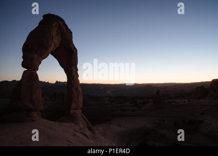 Delicate Arch dans Arches National Park contre le ciel du soir. Banque D'Images