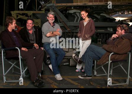 Titre original : STAR WARS : Épisode III - LA REVANCHE DES SITH. Titre en anglais : STAR WARS : Épisode III - LA REVANCHE DES SITH. Film Réalisateur : GEORGE LUCAS. Année : 2005. Stars : GEORGE LUCAS, Natalie Portman, Hayden Christensen, EWAN MCGREGOR, RICK MCCALLUM. Credit : LUCASFILM / MORTON, Merrick / Album Banque D'Images