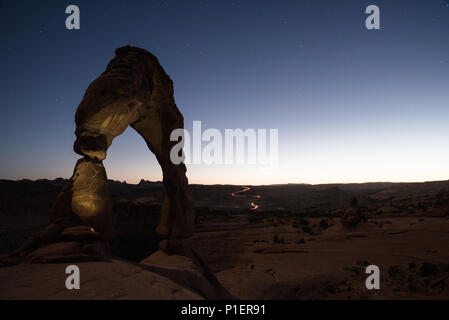 Delicate Arch dans Arches National Park contre le ciel du soir. Banque D'Images