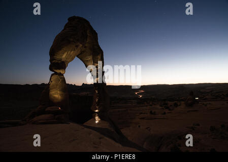 Delicate Arch dans Arches National Park contre le ciel du soir. Banque D'Images