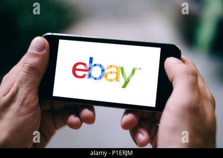 Libre de l'écran de votre iPhone avec logo eBay ou l'icône sur le smartphone. Banque D'Images