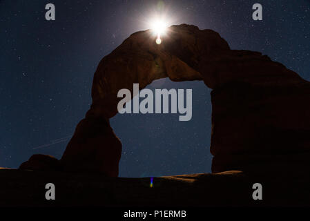 Delicate Arch au Parc National Arches éclairées par la lune contre le ciel de nuit Banque D'Images