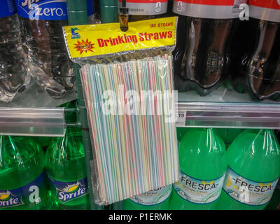 Des pailles en plastique sont vus dans un supermarché de New York vendredi, 25 mai 2018, de nombreuses villes et pays font pression sur les entreprises pour remplacer des pailles en plastique, ainsi que d'autres produits en plastique à usage unique, qu'ils finissent par entrer dans le flux de déchets et éventuellement dans les océans. Des pailles en plastique sont dans le top dix des objets trouvés sur les plages. (© Richard B. Levine) Banque D'Images