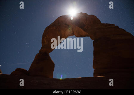 Delicate Arch au Parc National Arches éclairées par la lune contre le ciel de nuit Banque D'Images