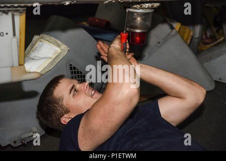 161023-N-IE397-191 Golfe Arabique (oct. 23, 2016) Maître de 3e classe Dalton Daniels, du cacao, en Floride, supprime une lumière stroboscopique anti-collision de la queue d'un MH-60S Sea Hawk affecté à l'hélicoptère de chiens poussiéreux de l'Escadron de Combat de mer (HSC) 7 dans la zone du porte-avions USS Dwight D. Eisenhower (CVN 69) (Ike). Daniels sert à bord d'Ike-électricien aviation et permet d'inspecter, réparer et entretenir des systèmes électriques des aéronefs. Ike et son Groupe aéronaval sont déployés à l'appui de l'opération inhérents à résoudre, les opérations de sécurité maritime et Thea Banque D'Images