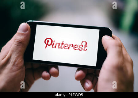 Libre de l'écran de votre iPhone avec le logo ou l'icône de l'application de PINTEREST Banque D'Images