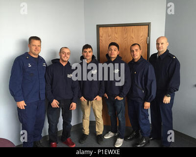 Le premier maître de Adam Kane, Maître de 1re classe Josh Lucio et le lieutenant Cmdr. Robert Berry stand avec hommes sauvé d'un équipage du bateau de pêche le 24 octobre 2016, à Toledo, Ohio. Les hommes ont été sauvés après avoir été rapporté comme longtemps la nuit avant. (U.S. Photo de la Garde côtière Station de Tolède) Banque D'Images