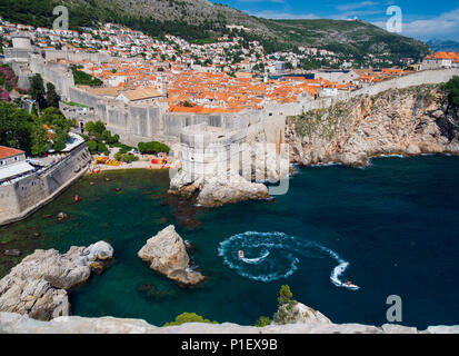 Vue de Dubrovnik avec des bateaux dans le port Banque D'Images