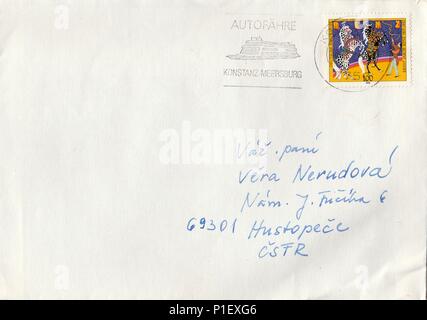 Allemagne - circa 1992 : un millésime utilisé enveloppe et timbres. Taches et riche de détails papier. Peut être utilisé comme arrière-plan. Banque D'Images