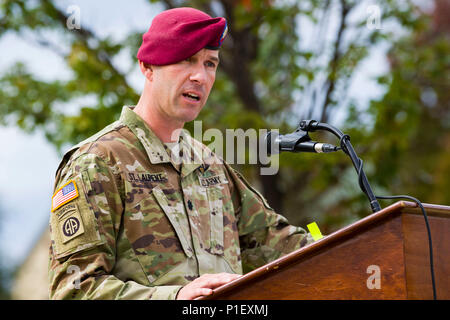 Le lieutenant-colonel Jeremy St. Laurent, 189e Bataillon de soutien au maintien en puissance de combat, Le Commandant parle de l'historique des sociétés constituées au cours de la cérémonie d'activation pour la 151e compagnie de livraison aérienne Division, 82nd Airborne Division Brigade de soutien à Fort Bragg, N.C., 21 octobre 2016. L'ajout de la 151e DADC sera presque le double de la DGVSD de rapidement préparer l'équipement et des fournitures pour la livraison aérienne. Cela permet à la 82e Division aéroportée pour maintenir sa capacité de combattre ce soir dans le cadre de la XVIII Corps' réponse mondiale mission de la Force aérienne. (U.S. Photo de l'armée par le Sgt. Dani Banque D'Images