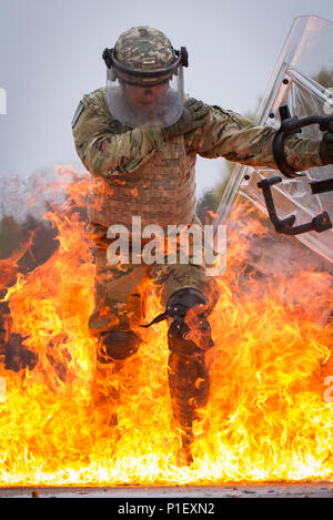 Pvt. Logan Lopez, un scout de cavalerie affecté au 1er Escadron, 33e de cavalerie, 101e Division aéroportée, participe à la phobie du feu la formation au Centre de préparation interarmées multinationale à Hohenfels, Allemagne, le 23 octobre. La formation aide les soldats à surmonter leur peur du feu en leur présentant la façon de réagir à un engin incendiaire. (U.S. Photos de l'armée par la CPS. Adeline Witherspoon) Banque D'Images