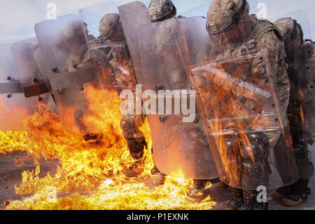 Soldats affectés au 1er Escadron, 33e de cavalerie, 101e Division aéroportée, maintenir une position défensive au cours de la phobie du feu la formation au Centre de préparation interarmées multinationale à Hohenfels, Allemagne, le 23 octobre. Les soldats, aux côtés de leurs homologues des multinationales, sont la formation en préparation de la 22e édition de l'appui de l'armée américaine des forces au Kosovo (KFOR) comme une partie de bataille Group-East multinationales. (U.S. Photos de l'armée par la CPS. Adeline Witherspoon) Banque D'Images