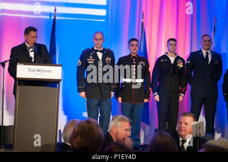 Le commandant de la Marine américaine Donald Leingang (retraité), introduit le soldat de l'année Le s.. Joshua Urtz au nord-ouest de l'USO 2016 Cinq étoiles Gala, le 22 octobre 2016, à Bellevue, dans l'Urtz a été reconnu pour son dévouement et son service extraordinaire par le 1 Corps hauts enrôlés commande Conseiller Sgt. Le major Michael A. Grinston. (U.S. Photo de l'armée par le Sgt. Urie Walker, 5e Détachement des affaires publiques mobiles) 161022-A-AP855-020 Banque D'Images