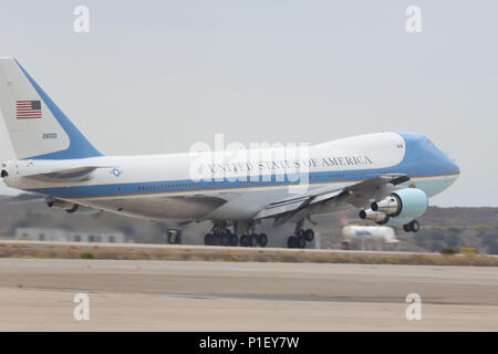 Le président Barack Obama fait signe alors qu'il quitte la Marine corps Air Station Miramar, en Californie, le 24 octobre. La visite comprenait des remarques lors d'un événement privé de collecte de fonds. Il a été accueilli par le personnel du corps des Marines et a observé les opérations au MCAS Miramar, siège de la 3rd Marine Aircraft Wing. Le départ du président s’est accompagné d’un protocole militaire standard et d’une coordination avec Air Force One, démontrant des procédures formelles pour les chefs d’État en visite. Banque D'Images