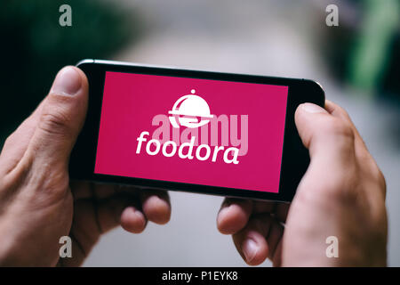 Libre de l'écran de votre iPhone avec FOODORA LOGO ET L'icône de l'application sur smartphone Banque D'Images