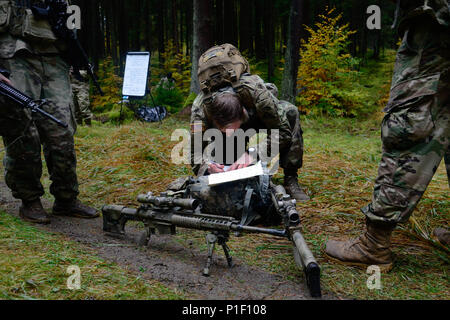 Un soldat américain, affecté au 1er Bataillon, 4e Régiment d'infanterie, parcelles de points sur une carte dans le cadre de la navigation terrestre défi comme partie de l'équipe Sniper meilleur compétition à la 7ème commande d'entraînement de l'armée, du secteur d'entraînement Grafenwoehr, Bavière, Allemagne, le 25 octobre 2016. L'Escouade Sniper mieux la concurrence est un stimulant de la concurrence l'Europe de l'armée les militaires de toute l'Europe de la concurrence et améliorer le travail d'équipe avec les alliés et les pays partenaires. (U.S. Photo de l'armée par la CPS. Emily Houdershieldt) Banque D'Images