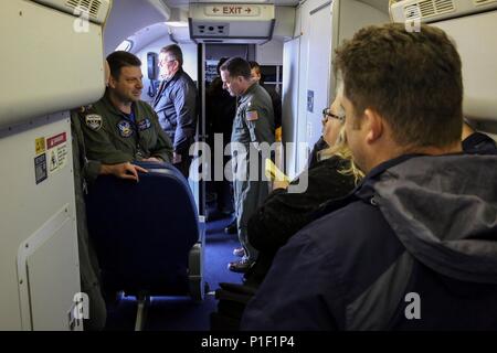 161021-N-DC740-006 Oak Harbor, Washington (oct. 21, 2016) Andy Miller, agent responsable, de la côte ouest de l'intégration P-8, l'équipe de l'Escadron de patrouille 30, explique les capacités et la mission de la classe P-8 Poseidon durant un point de presse le Naval Air Station Whidbey Island's Grand-laviers Domaine. Le P-8 est prévue pour remplacer le P-3, au service naval depuis les années 1960, au plus tard en 2020. (U.S. Photo de la marine du Maître de 2e classe John Hetherington/libérés) Banque D'Images