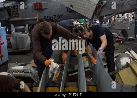 161025-N-WC455-056 Golfe Arabique (oct. 25, 2016) marins clean Sea Hawk MH-60R les pales de rotor d'hélicoptère dans la zone du porte-avions USS Dwight D. Eisenhower (CVN 69) (Ike). Ike et son Groupe aéronaval sont déployés à l'appui de l'opération inhérents à résoudre, les opérations de sécurité maritime et les efforts de coopération en matière de sécurité dans le théâtre dans la 5e flotte américaine zone d'opérations. (U.S. Photo par MARINE MATELOT Joshua Murray) Banque D'Images