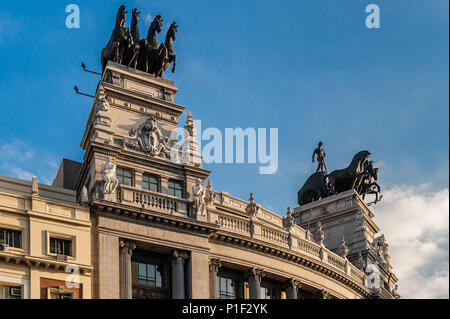 Statue équestre au sommet de la BBVA, Madrid, Espagne. Banque D'Images