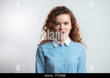 Screeming adolescent vêtu de blanc et bleu shirt Banque D'Images