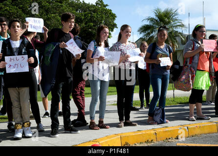 Les étudiants de l'école secondaire Kubasaki tenir signe avec noms des étudiants de leur partenaire Yakka Showa High School, située à Ville d'Urasoe, le 25 octobre à l'école secondaire Kubasaki sur Camp Foster, Okinawa, Japon. Kubasaki Showa Yakka a visité les élèves à participer à un programme d'échange au cours de laquelle ils ont observé les élèves pour une journée tout en faisant l'expérience de leur culture et de pratiquer le japonais et l'anglais. Les élèves sont associés et a commencé la journée par apprendre à se connaître au cours d'une période de repas. Ils ont ensuite suivi leurs partenaires pour leurs classes en troisième période, et a conclu avec les activités sociales dans le gymnase Banque D'Images