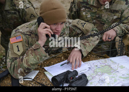 Un soldat américain, affecté au 1er Bataillon, 4e Régiment d'infanterie, procède à un appel d'incendie lors de l'Escouade Sniper meilleur compétition à la 7e armée du Commandement de l'aire d'entraînement Grafenwoehr Allemagne, le 24 octobre 2016. L'Escouade Sniper mieux la concurrence est un stimulant de la concurrence l'Europe de l'armée les militaires de toute l'Europe de la concurrence et améliorer le travail d'équipe avec les alliés et les pays partenaires. (U.S. Photo de l'armée par la CPS. Sara Stalvey) Banque D'Images