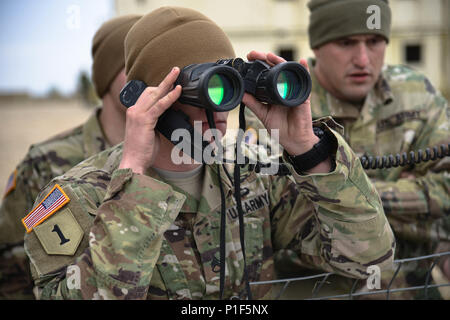 Un soldat américain, affecté au 1er Bataillon, 4e Régiment d'infanterie, les recherches de l'ennemi à l'appel d'incendie pendant l'Escouade Sniper meilleur compétition à la 7e armée du Commandement de l'aire d'entraînement Grafenwoehr Allemagne, le 24 octobre 2016. L'Escouade Sniper mieux la concurrence est un stimulant de la concurrence l'Europe de l'armée les militaires de toute l'Europe de la concurrence et améliorer le travail d'équipe avec les alliés et les pays partenaires. (U.S. Photo de l'armée par la CPS. Sara Stalvey) Banque D'Images