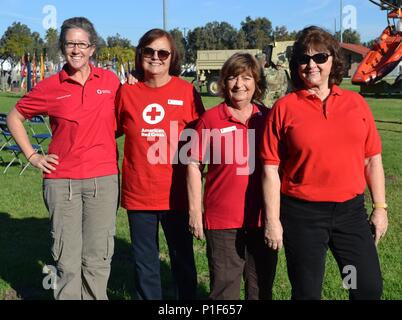 Marcella Franklin, American Red Cross Programme régional Gestionnaire et son équipage Liz Zalesky, Jo Barsenas et Brigitte Tyko servi des soldats de la 481ème Compagnie de transport (bateau) lourd à leur mobilisation cérémonie au Parc du Pacifique sur la base navale de Ventura County à Port Hueneme 22 octobre, et a également expliqué à eux et à leurs familles, l'ensemble de leurs prestations et d'information sur la façon de communiquer avec leur amour ceux en temps de crise. Banque D'Images