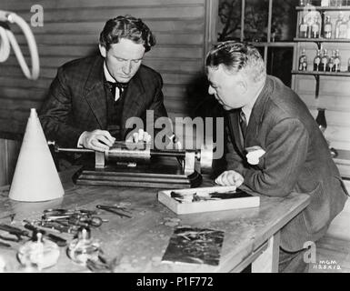 Titre original : Edison, l'homme. Titre en anglais : Edison, l'homme. Directeur de film : CLARENCE BROWN. Année : 1940. Stars : Spencer Tracy ; CLARENCE BROWN. Credit : M.G.M / Album Banque D'Images