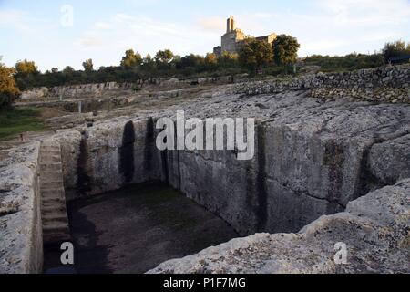 Espagne - Catalogne - Alt Penedés (district) - Barcelone. Barcelona (conjunto) monumentale ; cisterna romana tallada en la roca e Iglesia / Esglesia de Sant Miquel. Banque D'Images